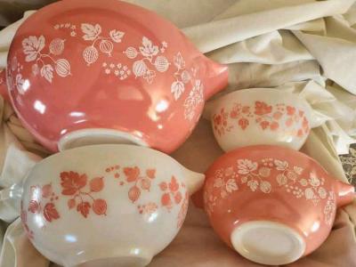 pink pyrex set and turquoise pyrex set - Thumbnail 5