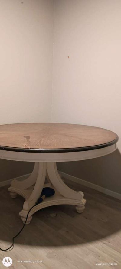 French Market dining table with 3vm chairs - Thumbnail 3