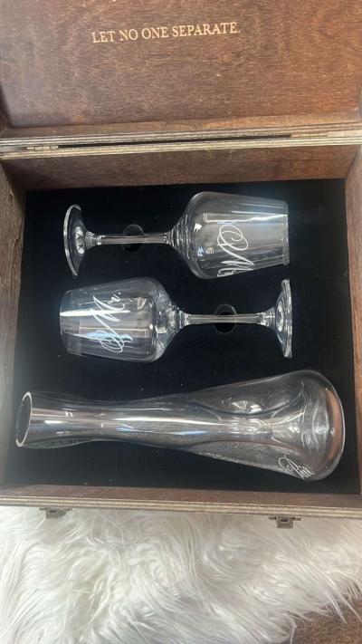 Set of custom Mr and Mrs wine glasses and a wine flute all e - Thumbnail 2
