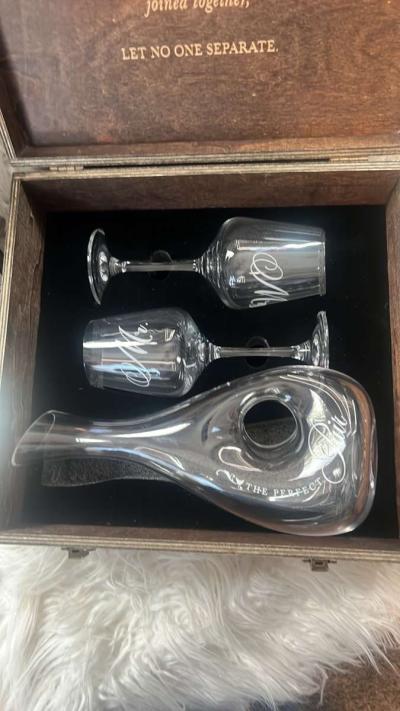 Set of custom Mr and Mrs wine glasses and a wine flute all e - Thumbnail 3