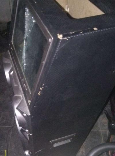 blue tooth speaker slit crack in the screen but still works - Thumbnail 6