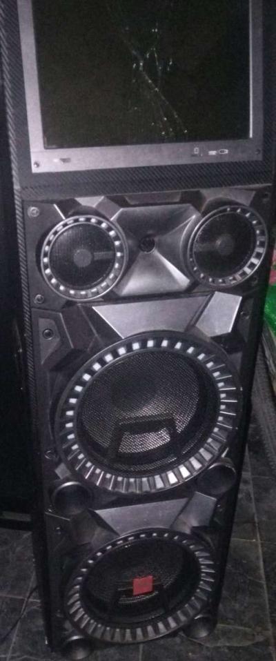 blue tooth speaker slit crack in the screen but still works - Thumbnail 2