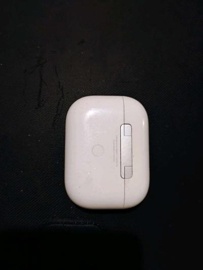 AirPods Pro 2 with Charging Case - Thumbnail 3