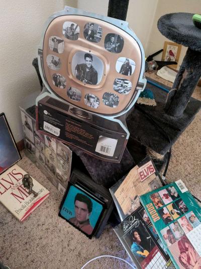 Everything Elvis Presley paraphernalia - Thumbnail 1