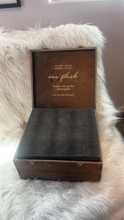 Set of custom Mr and Mrs wine glasses and a wine flute all e - Thumbnail 6