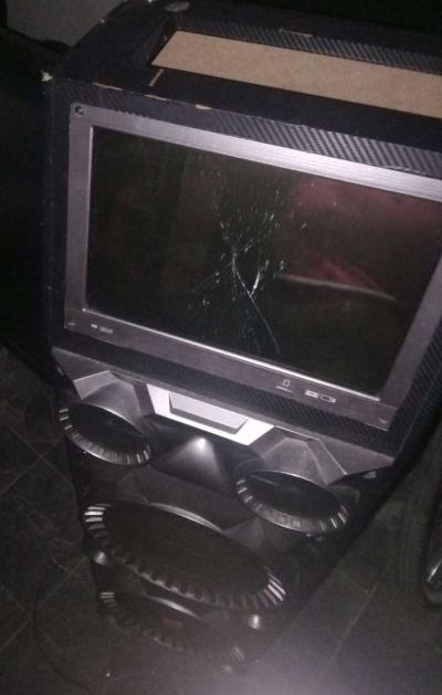 blue tooth speaker slit crack in the screen but still works - Thumbnail 3