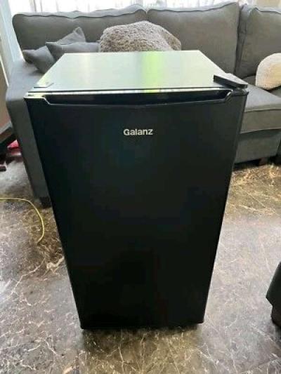 Galanz 43 Cu Ft Compact Refrigerator - Thumbnail 4