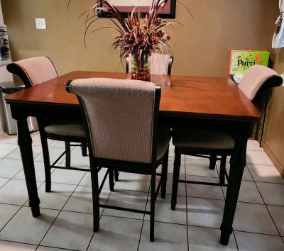 Elegant Oakwood Dinette Table