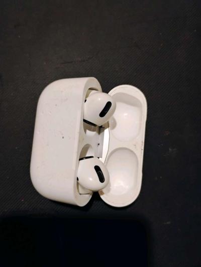 AirPods Pro 2 with Charging Case - Thumbnail 2