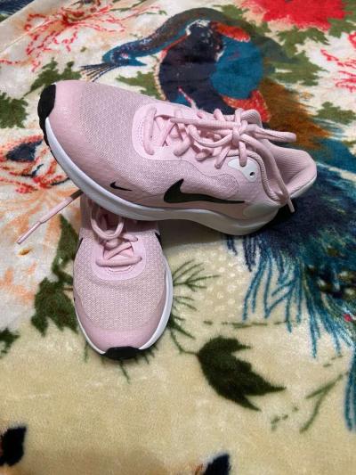 Girls Nike rosas size 2Y - Thumbnail 2