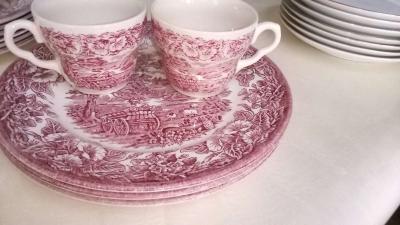 Haddon Hall Derbyshire Red plates and tea cups - Thumbnail 6