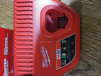 Milwaukee M12 half inch snubby compact impact and charger - Thumbnail 2