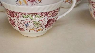 Haddon Hall Derbyshire Red plates and tea cups - Thumbnail 4