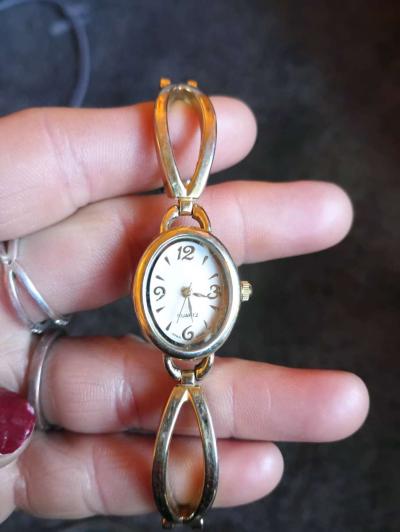 Vtg Gold tone ladies Quartz time piece Analog with Flex Band