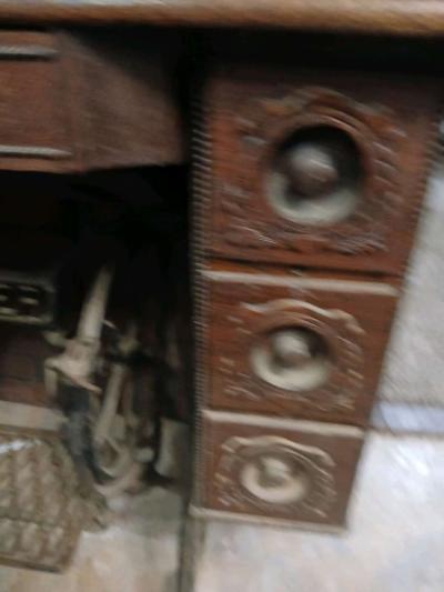 Antique sewing machine 1920s - Thumbnail 2