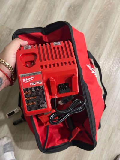 2 drills 1 sawzall battery and charger set - Thumbnail 3