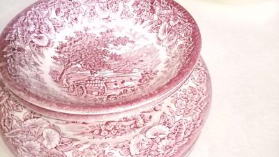 Haddon Hall Derbyshire Red plates and tea cups - Thumbnail 2