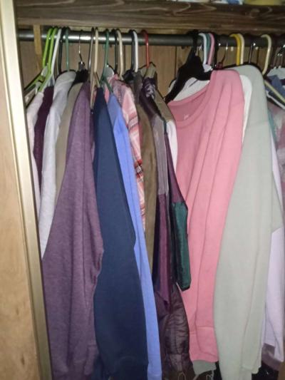 Have woman new jeans and shirts 50 new jeans and 50 new shir - Thumbnail 2