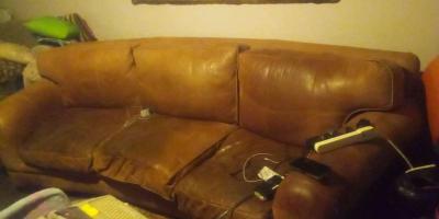 GREAT GENTLY USED LEATHER COUCH must go ASAP - Thumbnail 3