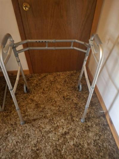 Adjustable walker with wheels - Thumbnail 2
