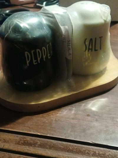 ceramic salt and pepper shakers - Thumbnail 3