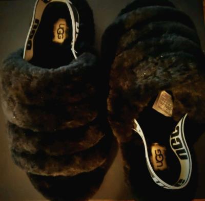 The UGG Womens Fluff Yeah Slide slippers size 7 - Clarendon Hills, Illinois