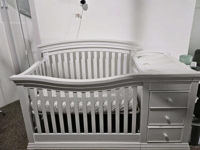 Baby crib with included mattress bumper
