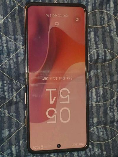 motarola Razr 2025 8 gb ram 128gb memory - Thumbnail 2