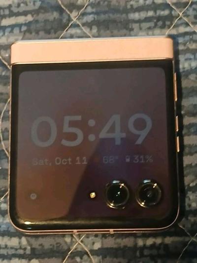 motarola Razr 2025 8 gb ram 128gb memory