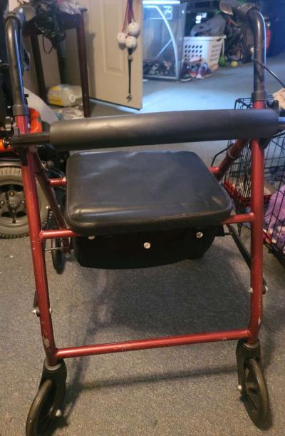 Walker with seat - Thumbnail 1