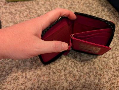 Wallet with the letter L - Thumbnail 3