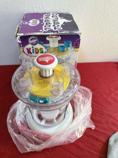 Wilton Kids Topping Tornado DAMAGE BOX ITEM IS NEW - Thumbnail 6