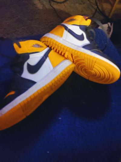 Air Jordan 1 High Retro OG Taxi Black Sail TD Deadstock Sz8 - Thumbnail 2