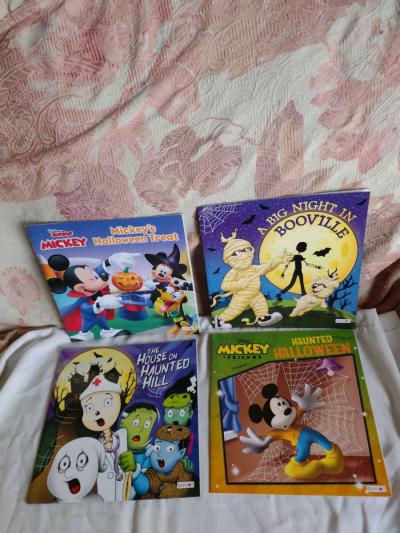 Halloween kids reading books - Thumbnail 2