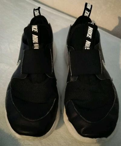 Nike Slides 6Y and Old Navy flip flops - Thumbnail 2