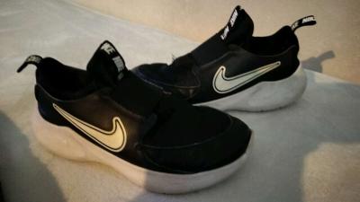 Nike Slides 6Y and Old Navy flip flops - Thumbnail 3