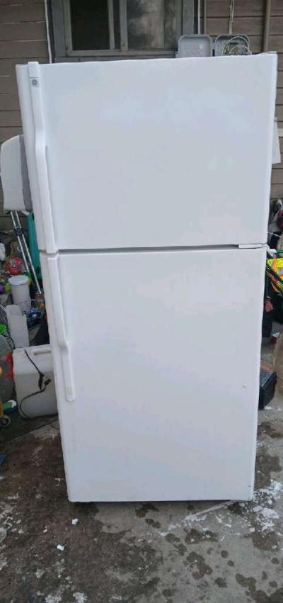 GE REFRIGERATOR - Thumbnail 1