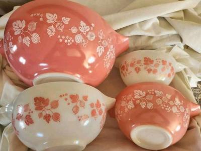 pink Pyrex vintage dishes - Thumbnail 6