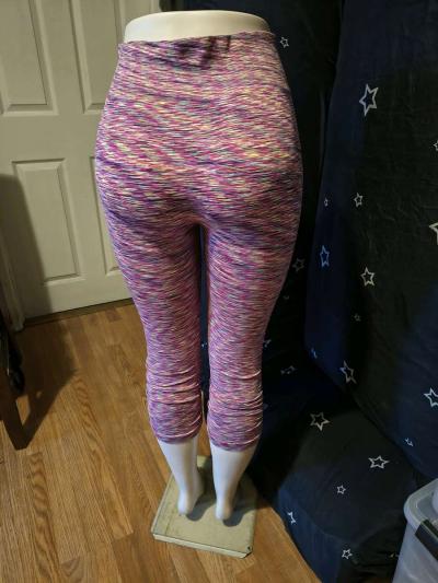 Womens capris available in sizes S M L - Thumbnail 3