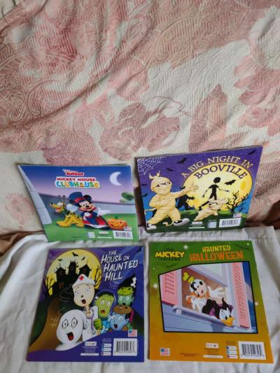 Halloween kids reading books - Thumbnail 1