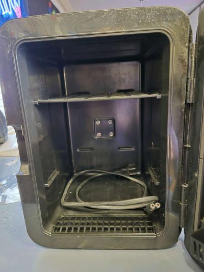 mini fridge Frigidaire - Thumbnail 2