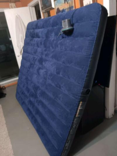 Queen size air mattress with air pump - Thumbnail 2
