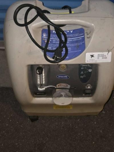 Invacare Homefill 2 O2 machine bottle filler and 2 O2 tanks - Thumbnail 5