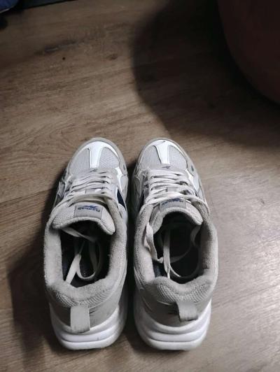 Slightly worn womens Reebok sneakers size 5 - Thumbnail 2