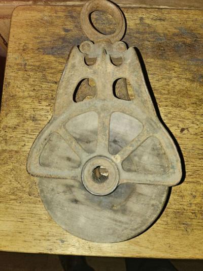 2 old wooden pulleys with metal frames 10 dollars for both - Thumbnail 5