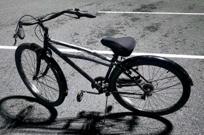 Black Schwinn cruiser bicycle  with carrier - Thumbnail 2