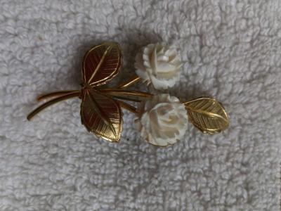 3pc Vintage Earring and Broach Jewelry Bundle - Thumbnail 3