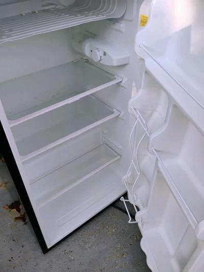 Frigidaire mini Fridge - Thumbnail 2