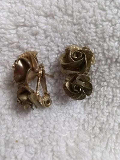 3pc Vintage Earring and Broach Jewelry Bundle - Thumbnail 4