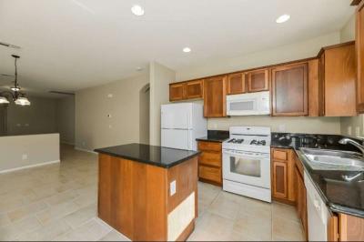 3 BEDROOMS 25 BATHROOMS SINGLE FAMILY HOME - Thumbnail 4